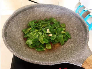 14、爆炒豆角,加入豆角