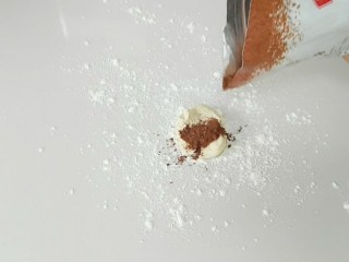 2、蹦蹦跳的小蛙花样馒头,取部分白面团 ，加入适量可可粉。