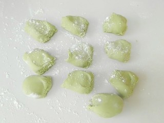 3、蹦蹦跳的小蛙花样馒头,分成若干等分小剂子。