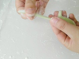 5、蹦蹦跳的小蛙花样馒头,顺着面团的延展性，搓细搓长。