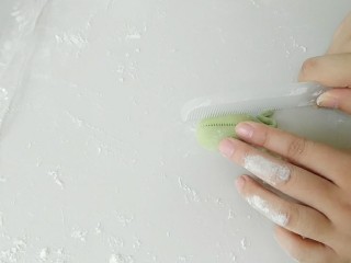 7、蹦蹦跳的小蛙花样馒头,取干净梳子，在背部画出三道印。