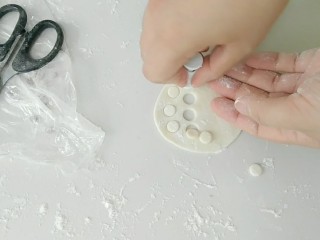 11、蹦蹦跳的小蛙花样馒头,白色面团也是眼睛，也要擀的薄些。