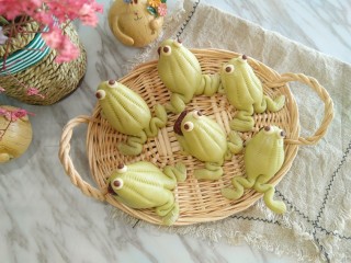 14、蹦蹦跳的小蛙花样馒头,成品图展示，听取蛙声一片，稻花香里说丰年！