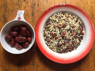 1、五谷杂粮粥,准备所需食材:红豆35g、绿豆35g、花生35g、燕麦35g、黑米35g、小米35g、丝苗米45g、珍珠米45g、红枣10颗、冰糖适量