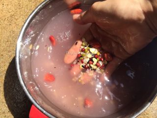 2、五谷杂粮粥,先将除红枣、冰糖外的五谷杂粮洗净