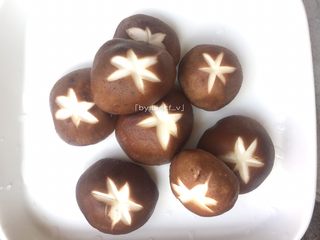 1、筒骨菌菇汤,先将鲜香菇去蒂后洗净待用