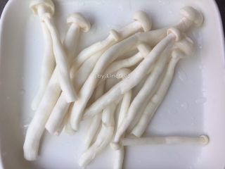 2、筒骨菌菇汤,白玉菇洗净待用