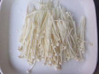 3、筒骨菌菇汤,金针菇洗净待用