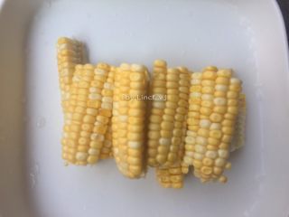 4、筒骨菌菇汤,玉米洗净后切小，待用