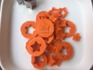 5、筒骨菌菇汤,胡萝卜去皮后洗净待用