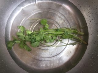 6、筒骨菌菇汤,香菜洗净待用