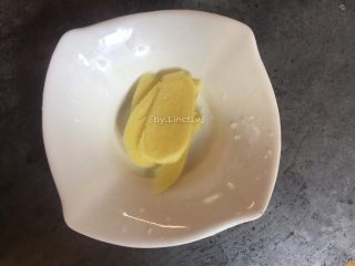 7、筒骨菌菇汤,生姜去皮洗净后切片待用