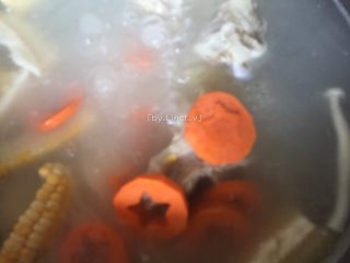 11、筒骨菌菇汤,加入胡萝卜