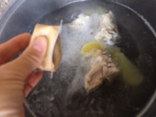 9、筒骨菌菇汤,接着放入两块家乐浓汤宝（用量视汤量决定）