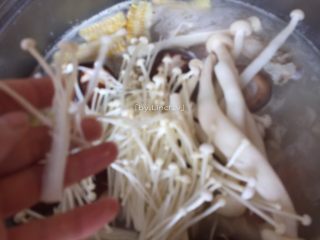 12、筒骨菌菇汤,加入洗好的鲜香菇、白玉菇、金针菇继续煲煮约10-15分钟