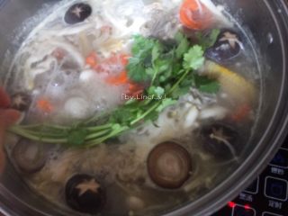 13、筒骨菌菇汤,最后放入香菜即可关火食用