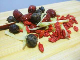 1、补气养血之红枣姜茶,把材料洗净，红枣切两半，姜切成丝。