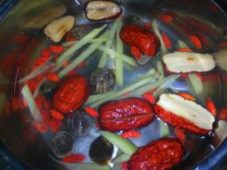 2、补气养血之红枣姜茶,所有材料放入煮锅，加入一碗半的清水开中火煮。