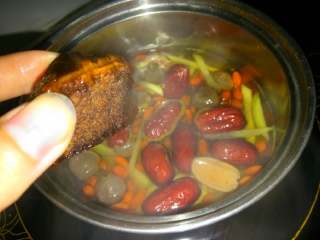 3、补气养血之红枣姜茶,水煮开后放入红糖。