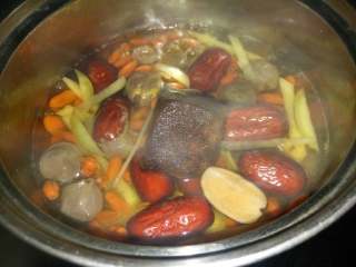 4、补气养血之红枣姜茶,煮的过程当中要用勺子不时地搅拌，防止沾底。