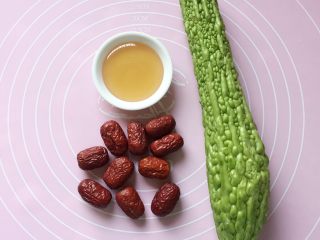 1、蜜汁红枣酿苦瓜,准备好所需食材。