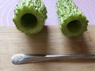 2、蜜汁红枣酿苦瓜,将苦瓜洗净去瓤，用这把长柄小勺，用勺柄沿瓤的边缘转一圈，就能完完整整的把瓤给挖出来了。