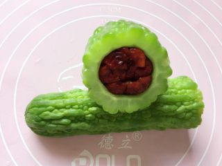 9、蜜汁红枣酿苦瓜,把卷好的红枣如图这样塞在苦瓜中