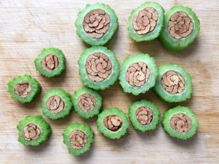 10、蜜汁红枣酿苦瓜,然后用刀切成均匀的薄片。