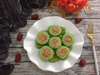 11、蜜汁红枣酿苦瓜,在盘子中摆放好。