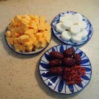 1、红薯山药粥,红薯去皮切小块，山药去皮切小段，红枣枸杞洗净备用