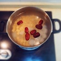 3、红薯山药粥,然后锅里倒三分之二的水，加盖大火煮开后转小火继续煮20分钟左右