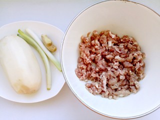 1、清蒸莲藕丸子,准备好食材。