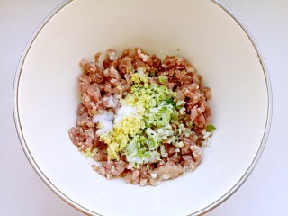 2、清蒸莲藕丸子,猪瘦肉剁馅加生姜末、葱花、盐,胡椒粉，红薯淀粉。