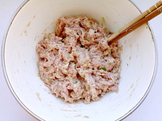 3、清蒸莲藕丸子,加入适量清水搅打均匀，再加入橄榄油搅匀。