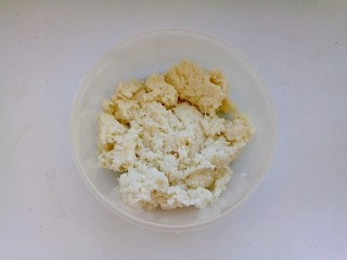 4、清蒸莲藕丸子,将藕去节洗净削皮，置小眼擦子上磨出藕碎。