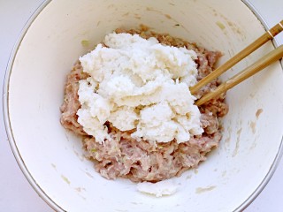 5、清蒸莲藕丸子,将藕碎加入肉馅中。