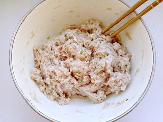 6、清蒸莲藕丸子,与猪肉馅顺一个方向搅拌上劲。
