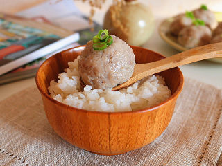 11、清蒸莲藕丸子,将芡汁淋在丸子上即可。