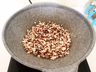 13、香菇腊肠焖饭,把香菇里面的水份炒出去，加入精盐和白胡椒粉