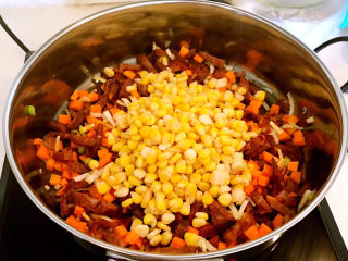 17、香菇腊肠焖饭,加入甜玉米