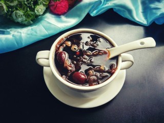 1、红糖红豆银耳羹,成品图来一张