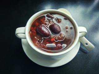 10、红糖红豆银耳羹,电压力锅工作完成的提示音响起,等气阀落下后才可以打开盖子,然后装入杯子中。