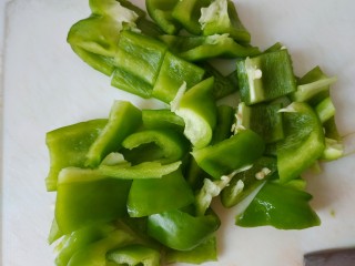 3、西红柿青椒土豆片,青椒去蒂去籽切小块