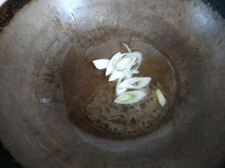 5、西红柿青椒土豆片,锅中放入适量植物油，爆香葱片