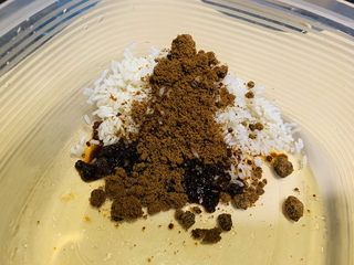 8、糯米藕,把红糖粉和糯米混合；