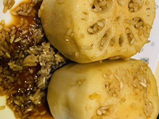 13、糯米藕,如果有剩余的糯米就铺在莲藕底部；