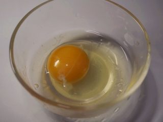 1、酒酿煎蛋,4.将鸡蛋打入碗中，不要打散开