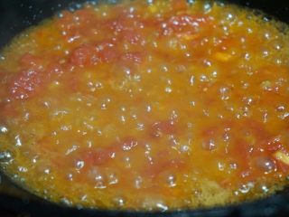 5、酒酿煎蛋,10.待番茄翻炒出沙汁变红时放入甜酒酿