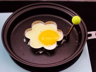 4、对虾红肠时蔬泡面,早餐机的煎锅，倒入花生油烧热后，把鸡蛋煎熟盛出备用。