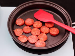 6、对虾红肠时蔬泡面,两面煎至呈红色即可。